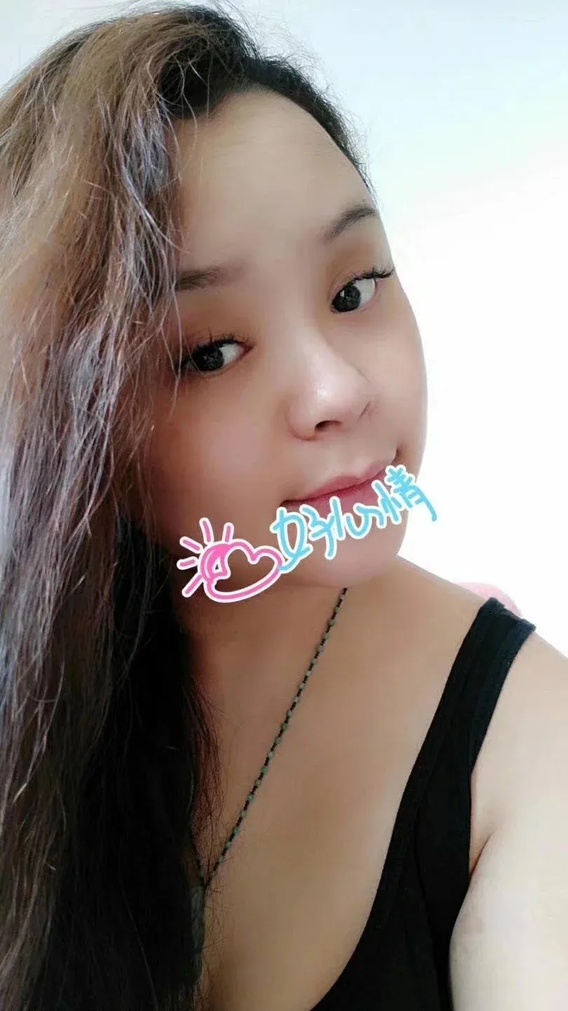 蜀汉路漂亮的G胸妹儿