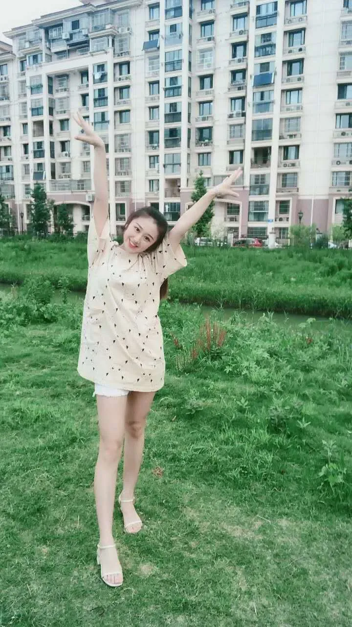 2020年9月2刚刚毕业的艺术学院的学生妹