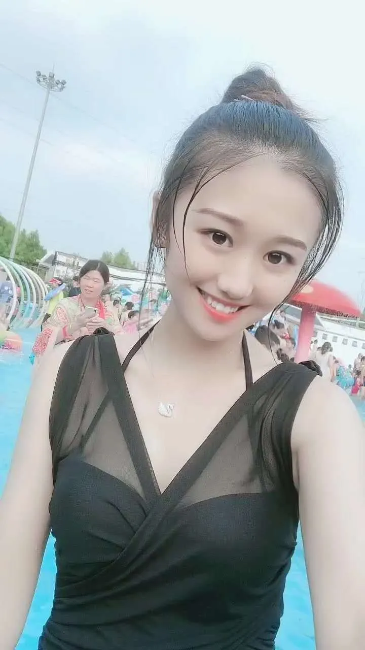 2020年9月2刚刚毕业的艺术学院的学生妹