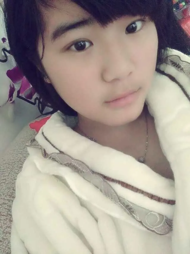 19岁的超嫩四川小妹，第一次出来兼职