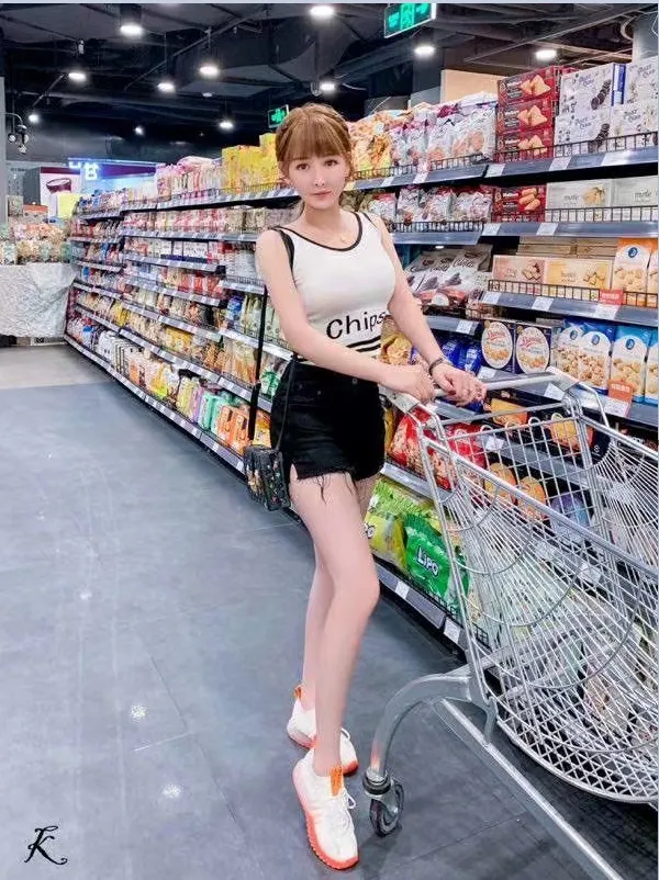 处男哥夜晚松江万达偶遇极其水灵的妹子——老司机们觉得亏吗？