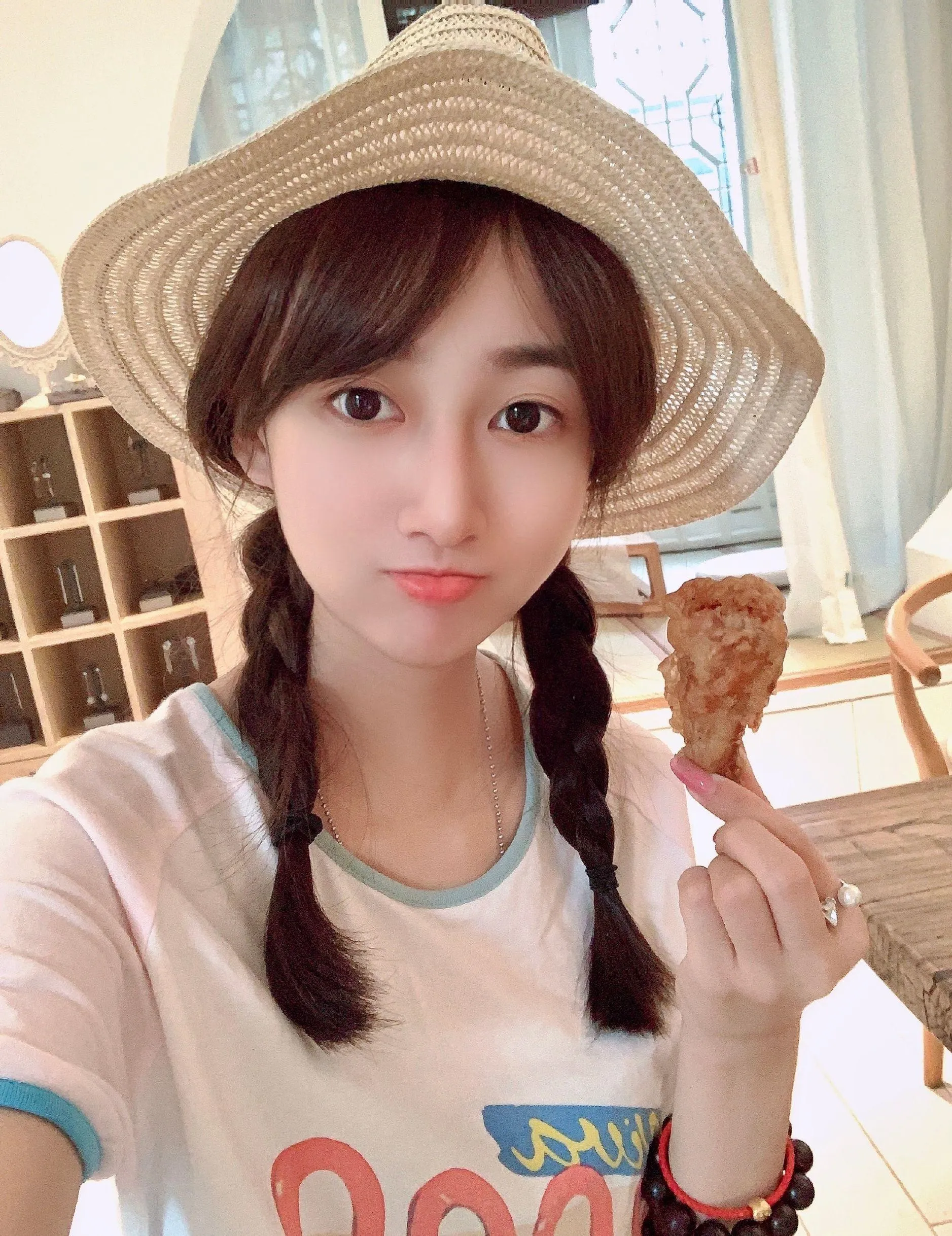 杭州遇芊芊细腰，白嫩妞，下面很紧！