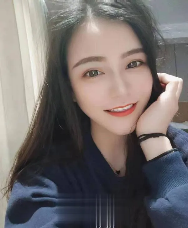 甜甜的妹子