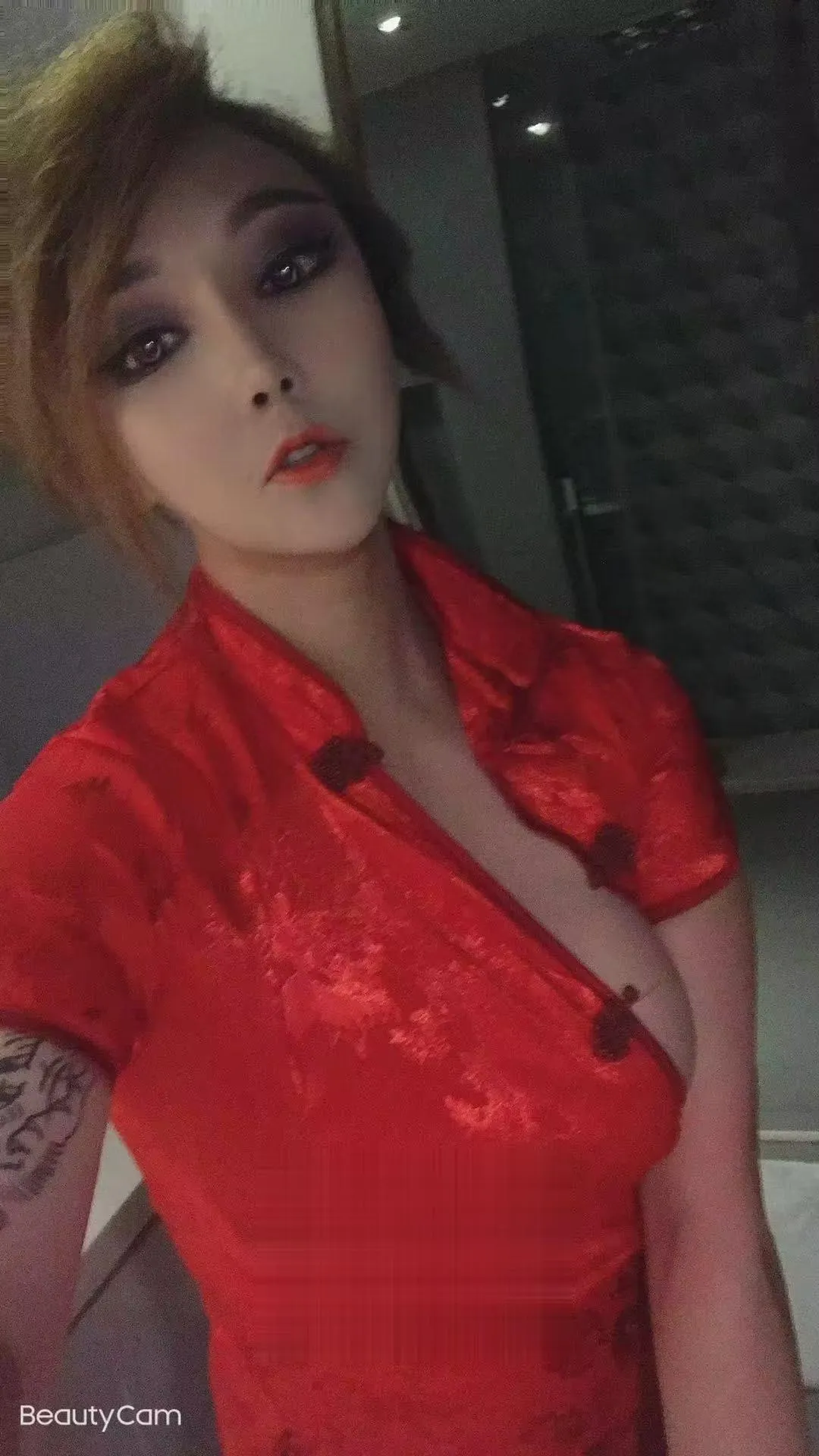 花臂大胸女