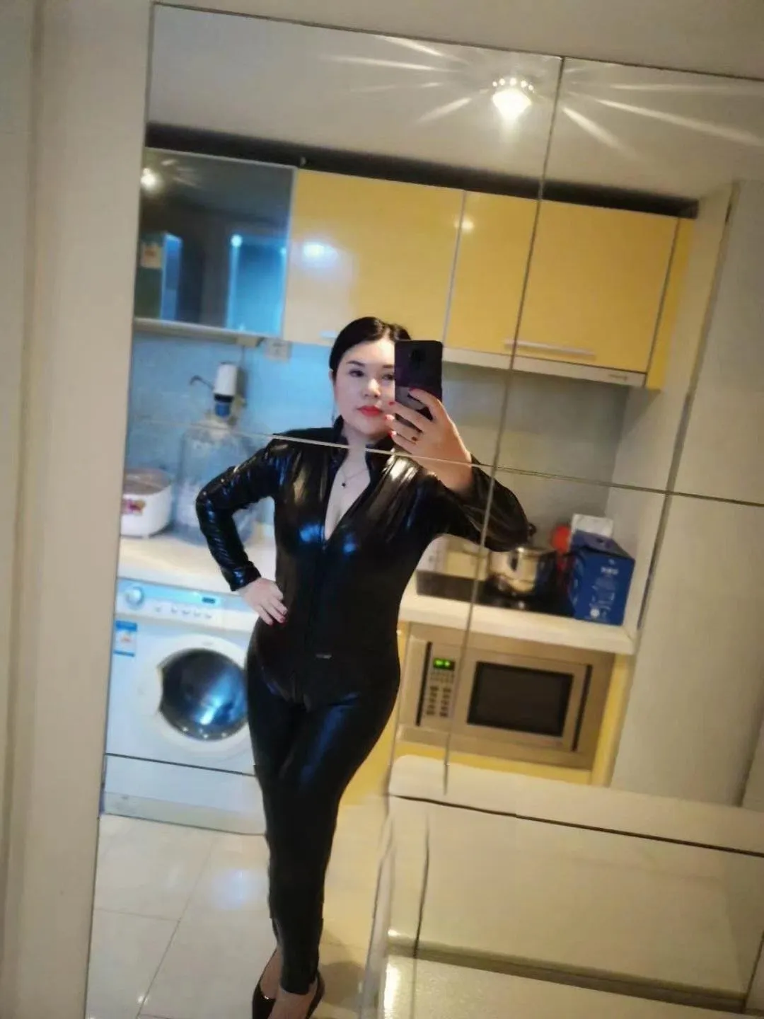 爆操皮衣美熟女