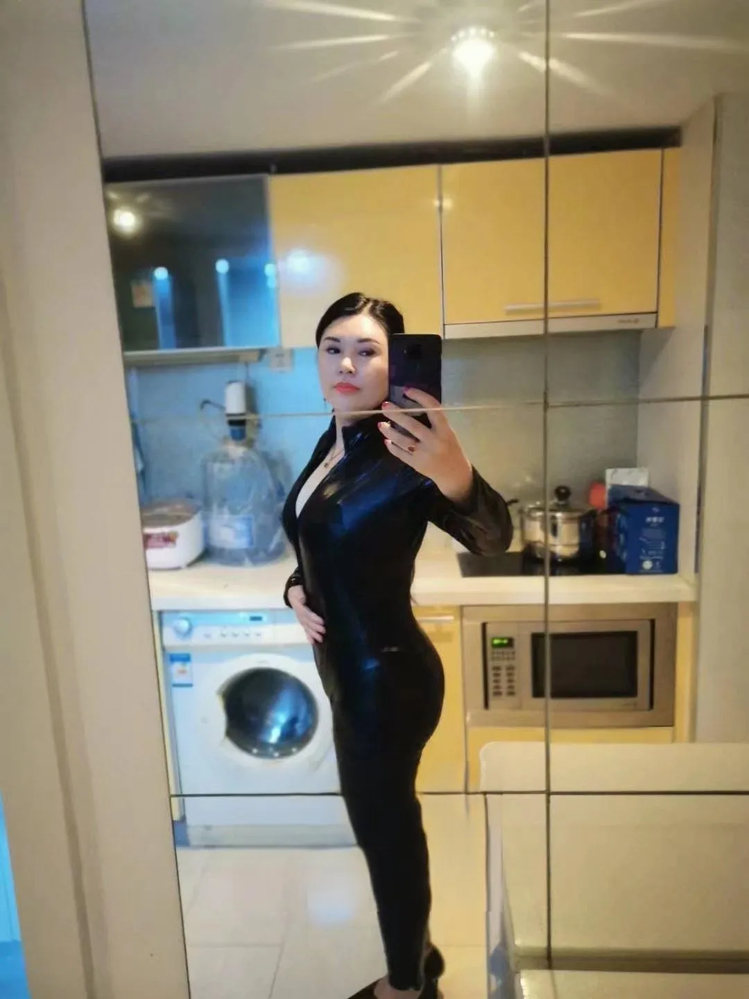 爆操皮衣美熟女