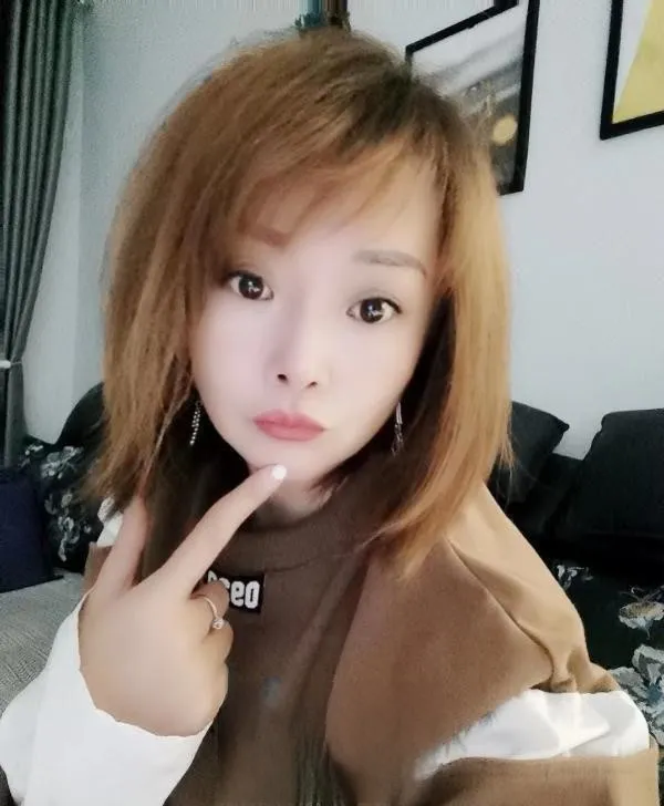 短发大奶妹子