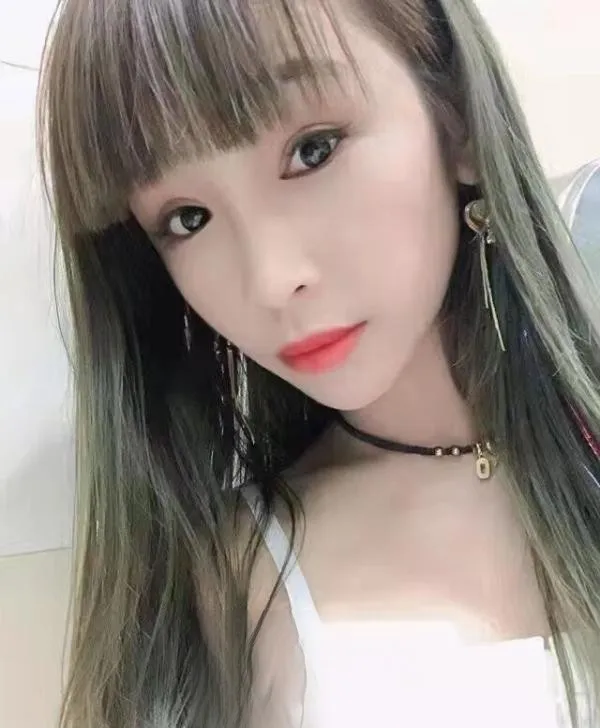 市中心娇小型美女