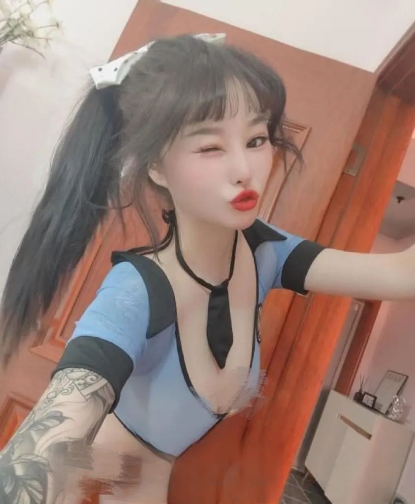 花臂小骚妹