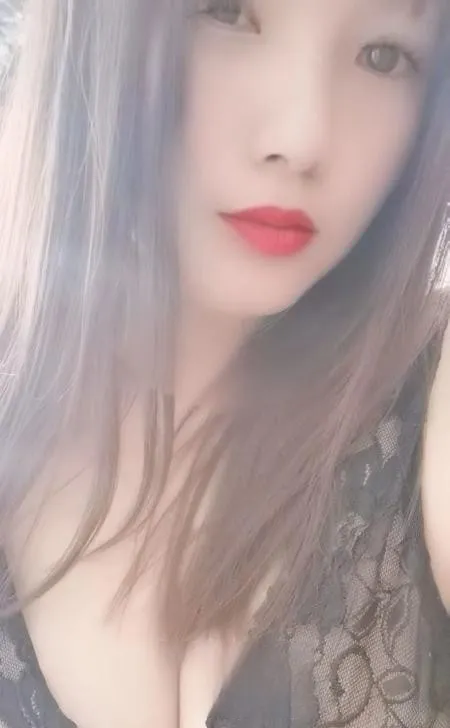 雨天出击大胸妹子
