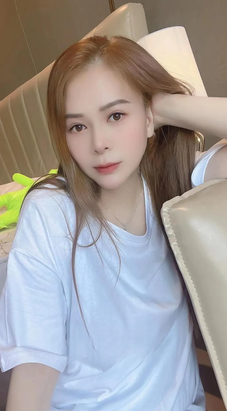 越秀美乳小少妇