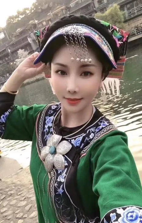 普陀苗族姑娘