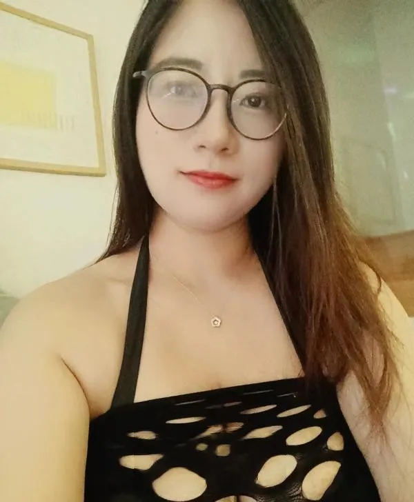 翻吃巨乳妹子