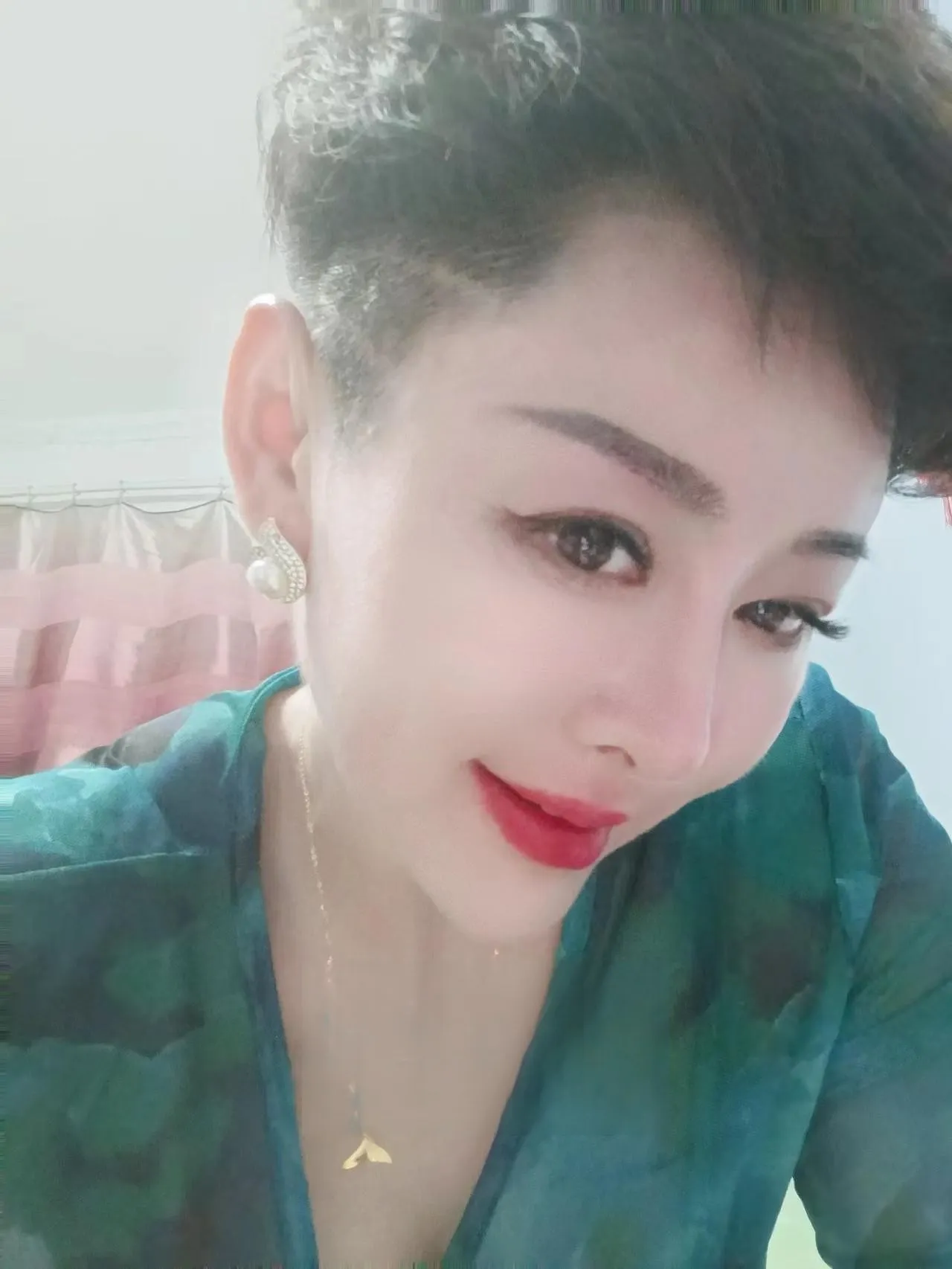 短发姐姐晶晶