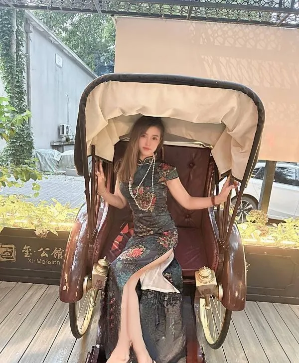 前凸后翘风骚妹子