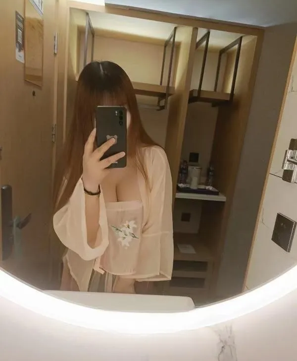 爆乳e胸妹子