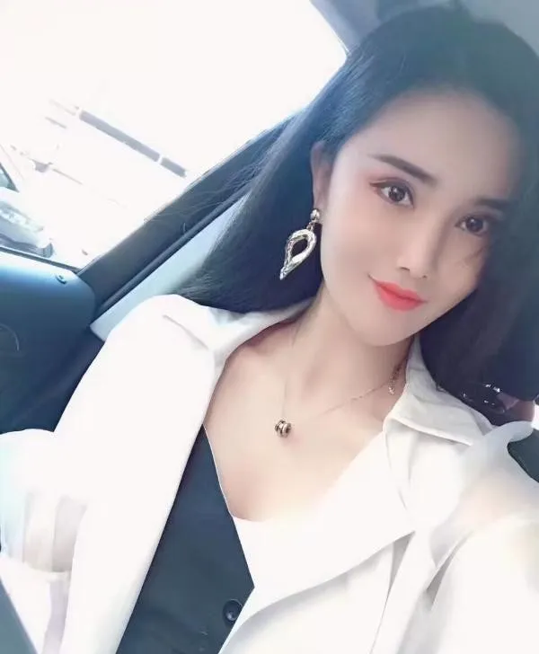 大胸模特身材牡丹