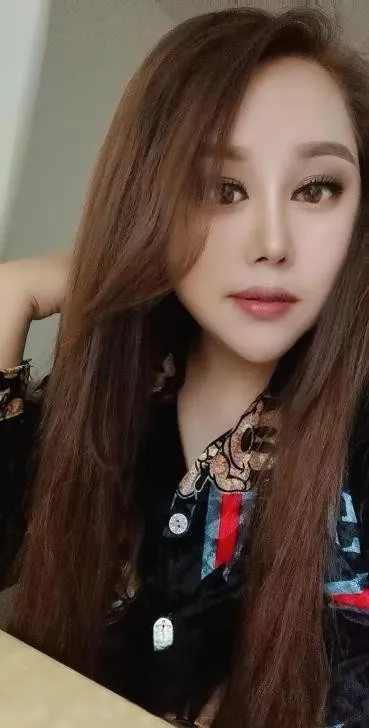 白云大胸妹子