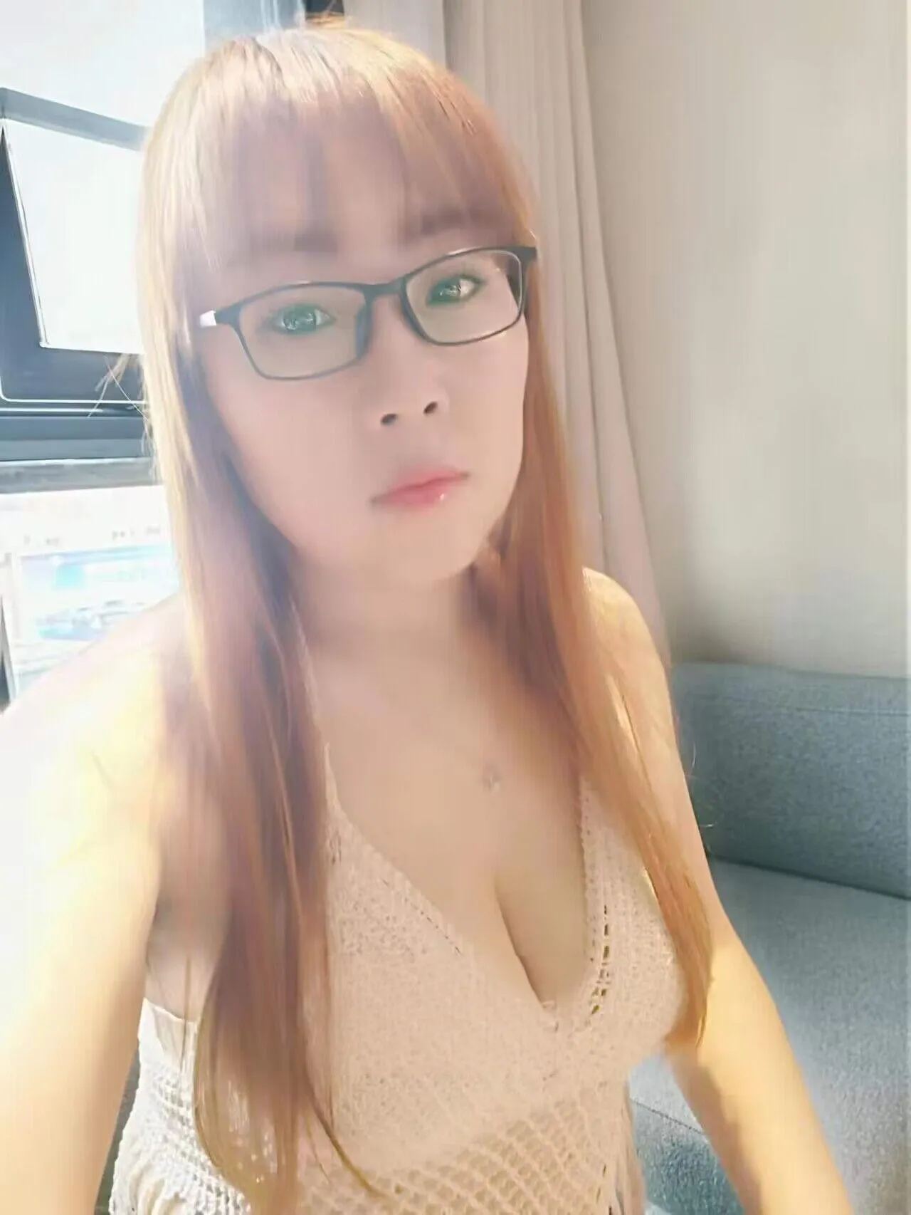 巨乳御姐的黑丝大长腿太给力了