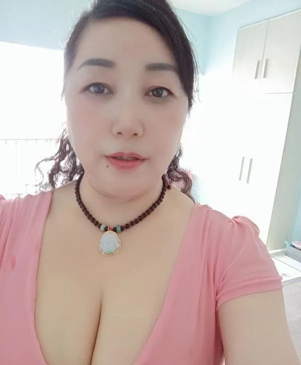 大胸泄火少妇