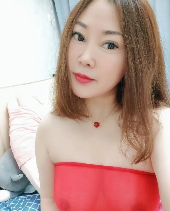 冒雨打卡少妇