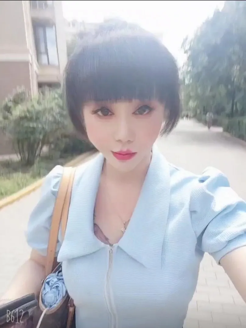 颜值标致妩媚浪女