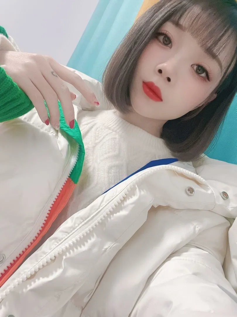 一个很年轻的妹子