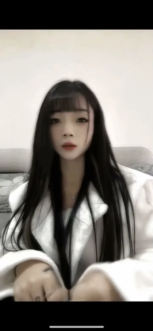 一个很年轻的妹子