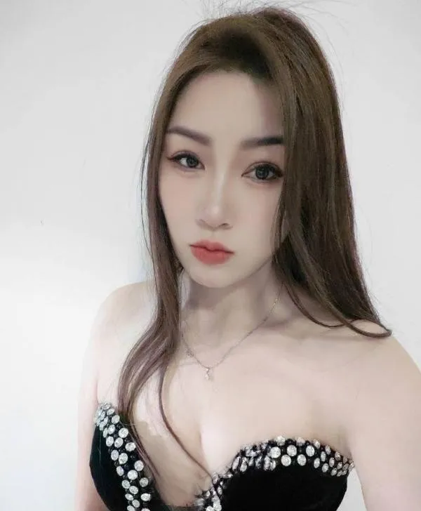 白嫩大胸撩人晶晶