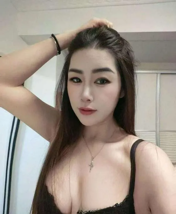 白嫩大胸撩人晶晶