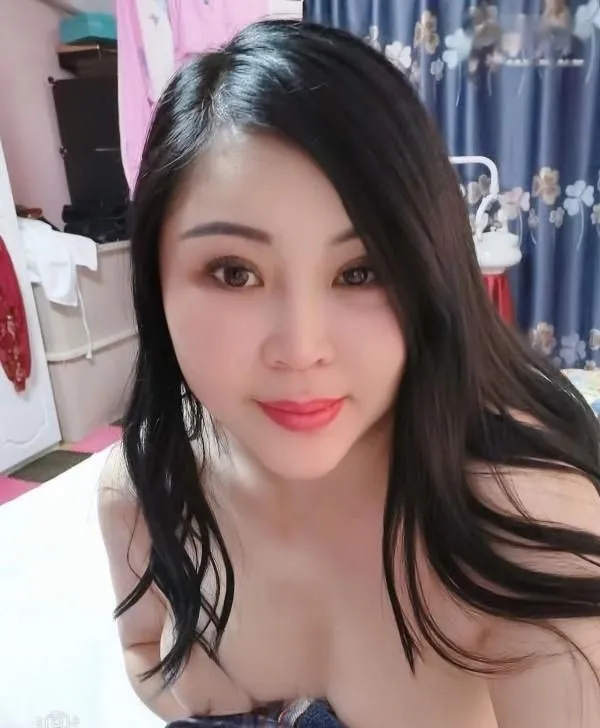 草房翘臀潮喷大眼少妇