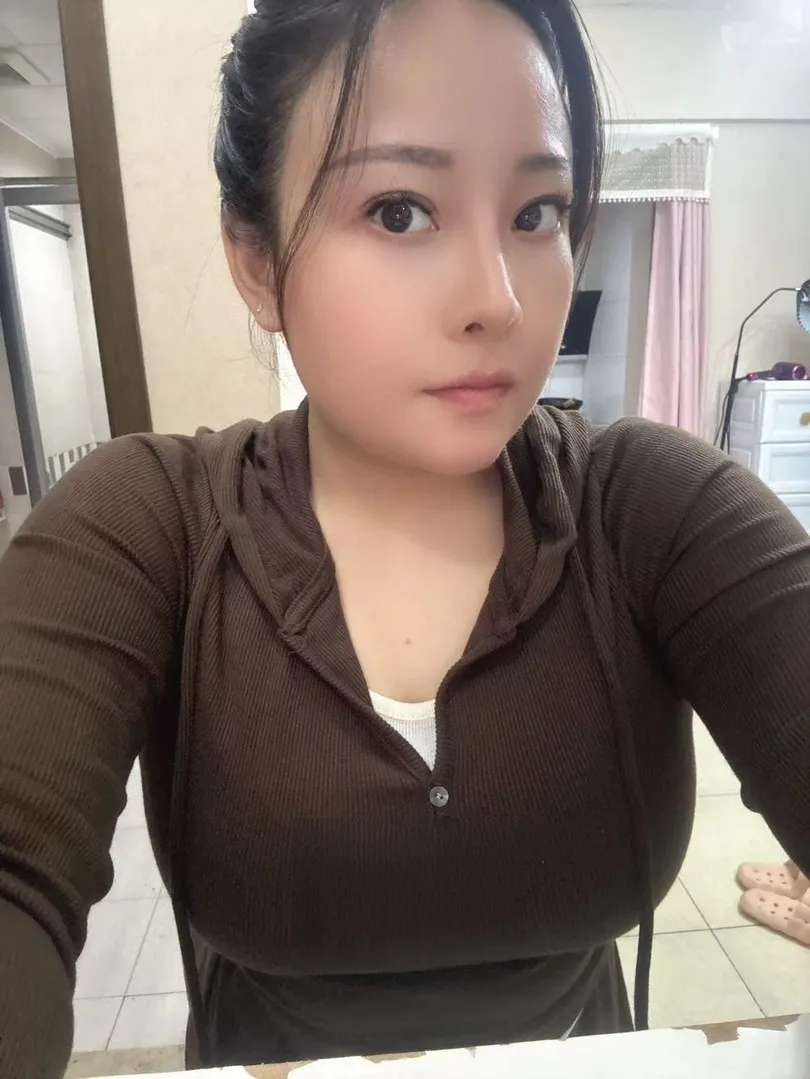 一字马巨乳老师