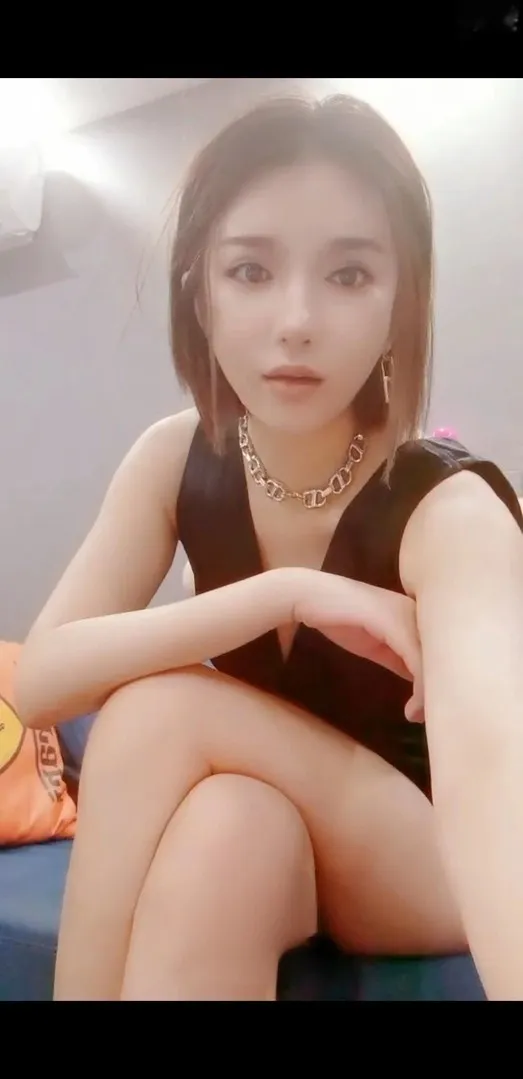 长腿萌妹子双飞