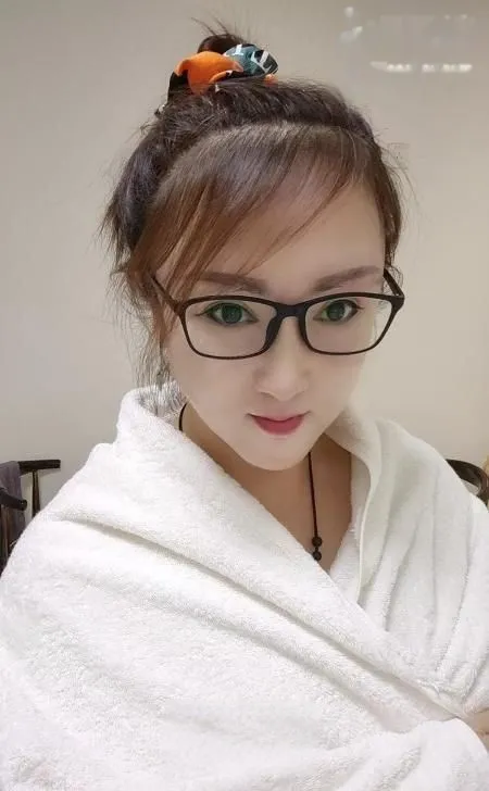 潮喷大奶弘姐