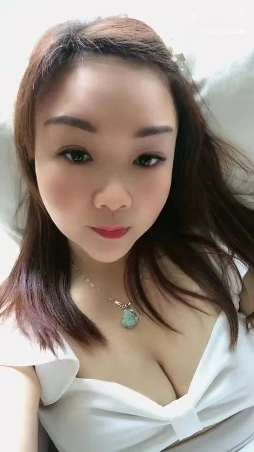 小巧玲珑少妇