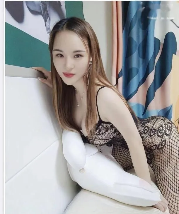制服御姐圆圆