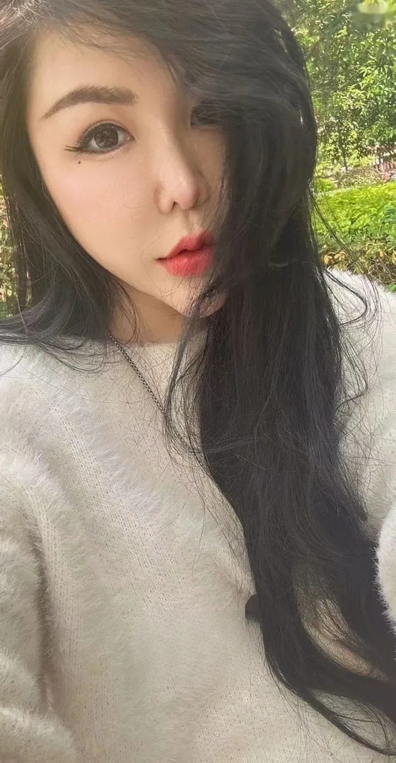 红唇韵味少妇
