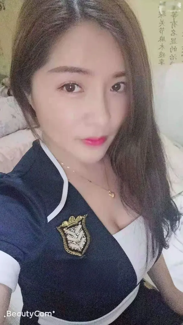 白云风骚制服少妇