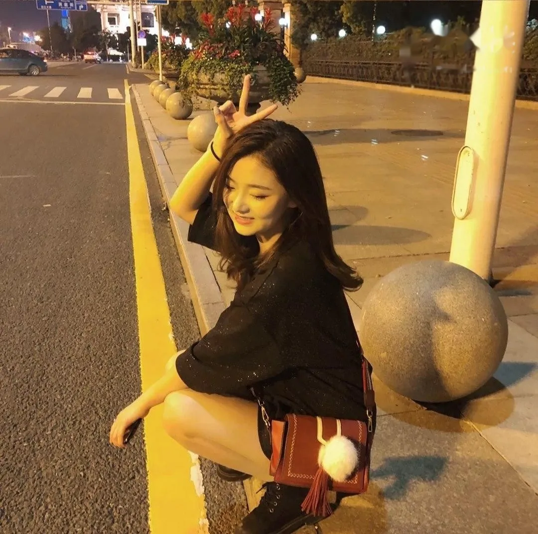 身材前凸后翘