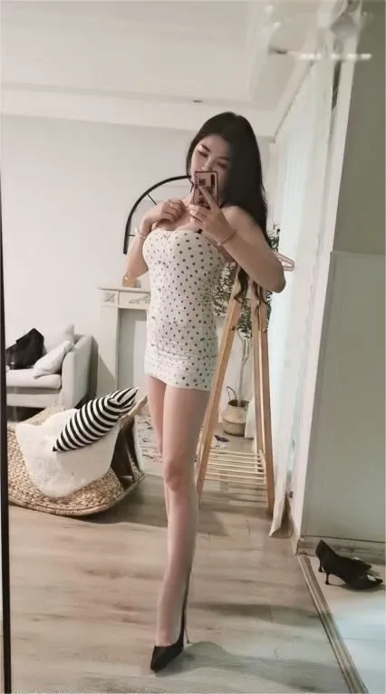 白皙美腿诱惑彩儿