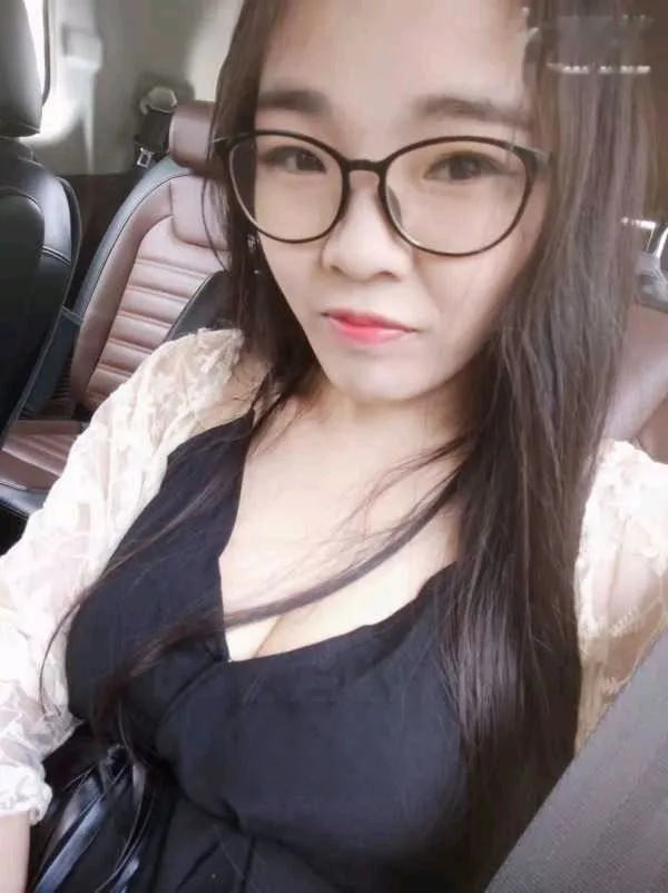 德华村少妇李雨睛，各种制服诱惑