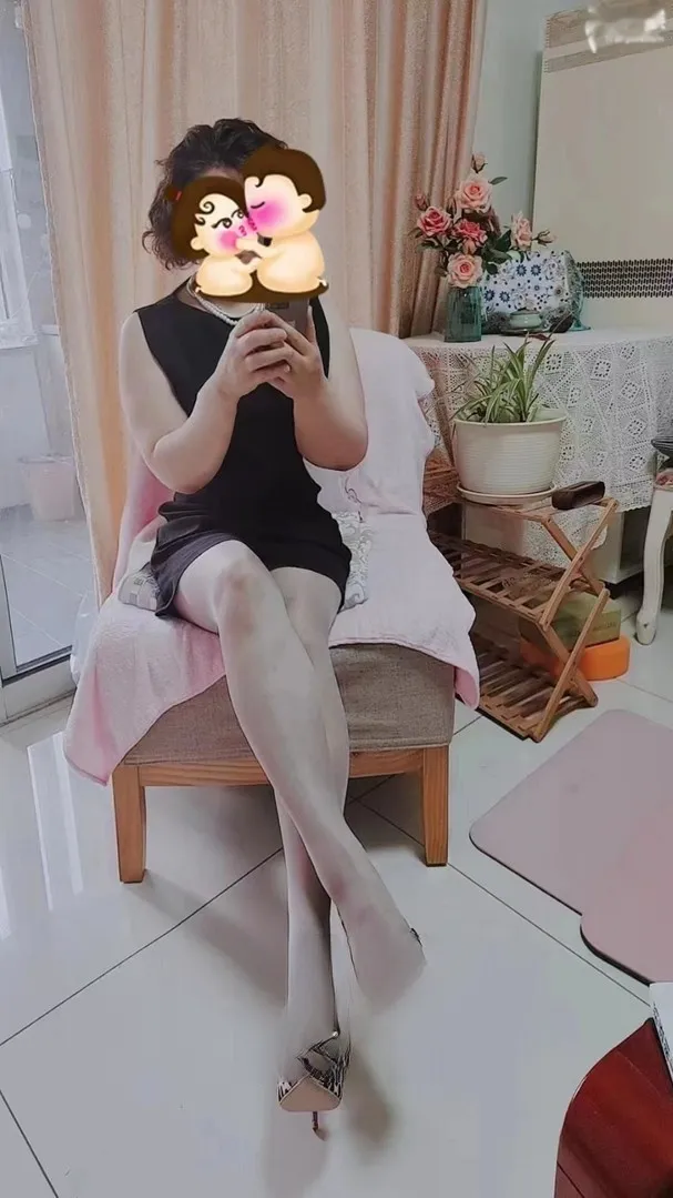 娇小服务型熟女