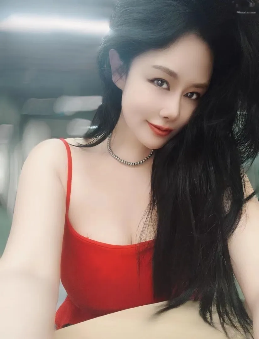 栖霞欧美风大码美女