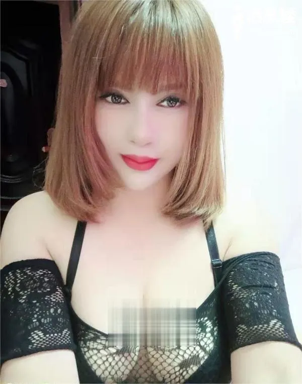 身材丰满的小姐姐