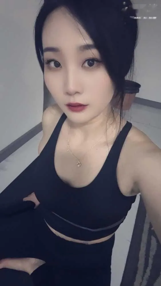 性感大奶瑜伽妹莹莹