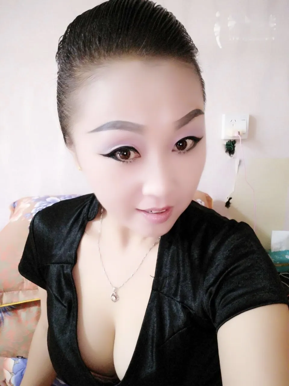 皮肤白皙身材匀称