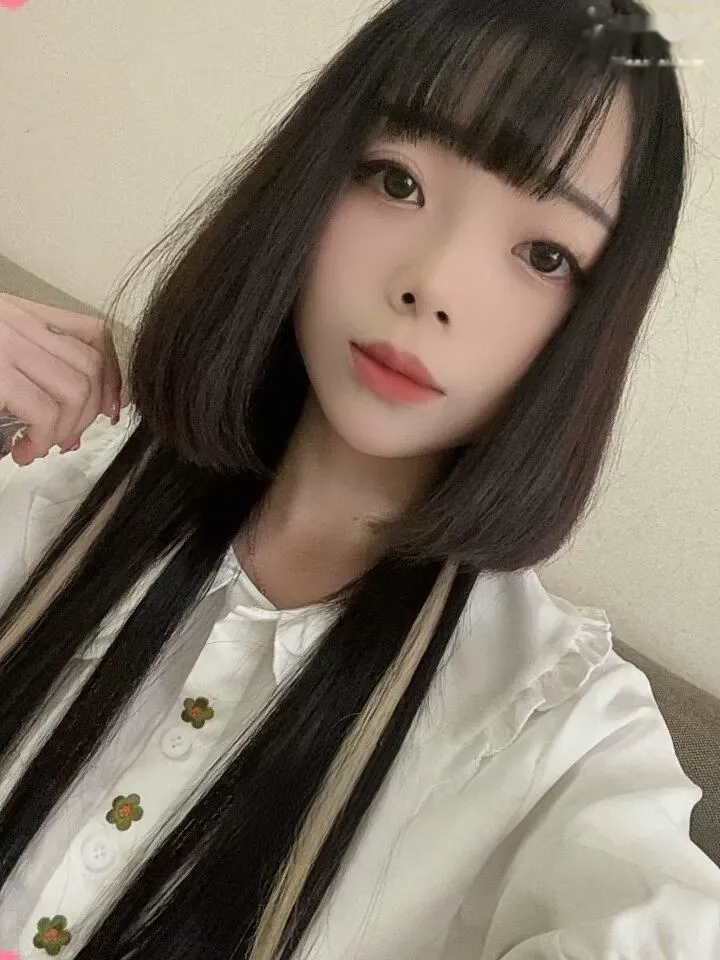 略带精神的年轻小妹