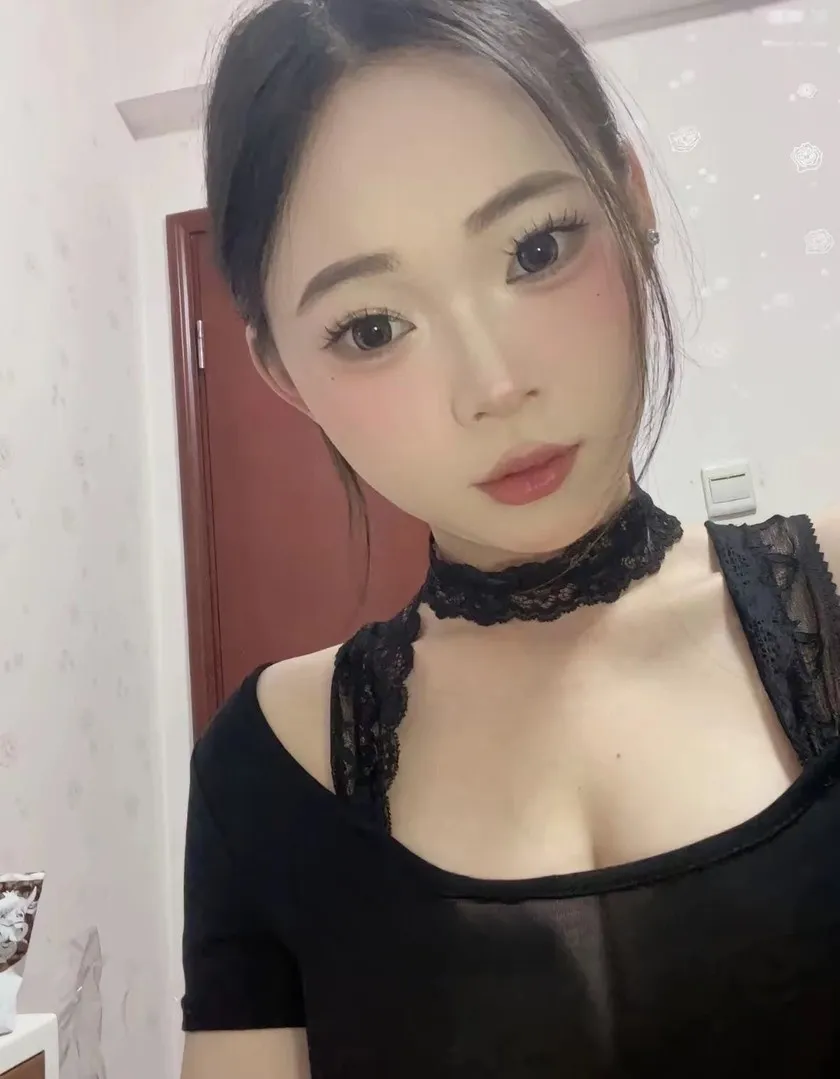 黑丝制服女友式服务
