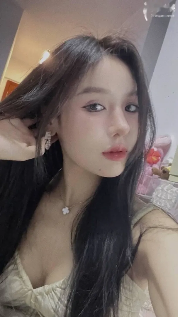 白云风骚大奶妹