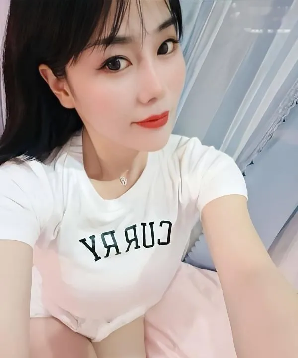 白皙咪咪小骚逼